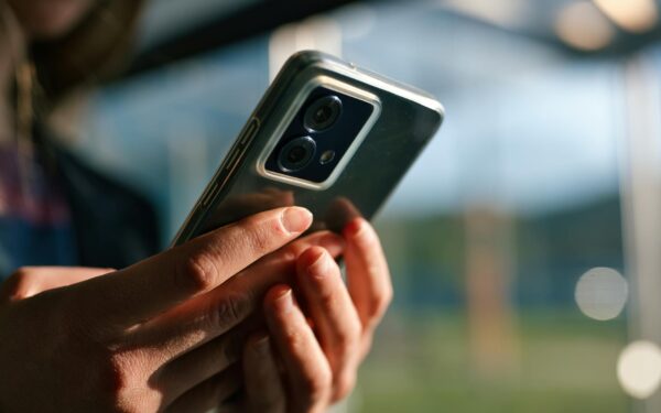 Smartphone owners warned: 35-degree rule critical as heatwaves threaten batteries