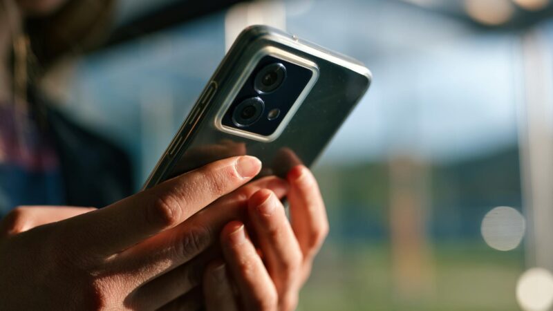 Smartphone owners warned: 35-degree rule critical as heatwaves threaten batteries