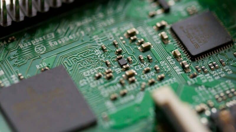 ASML’s AI-Fueled chip boom lifts profit and outlook, but China export curbs loom