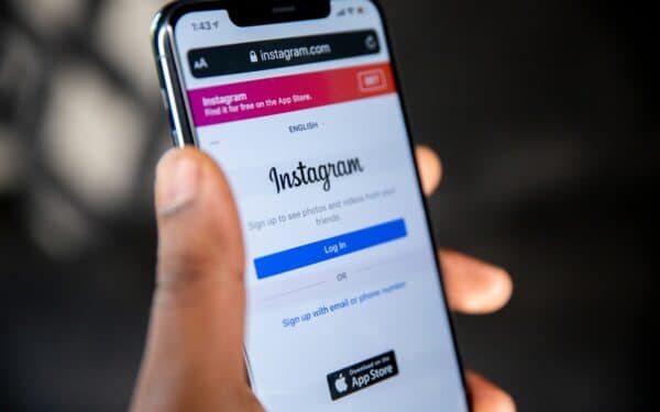 Instagram tests Instants: a standalone app for one-tap disappearing photos, and a hint at where social sharing is headed