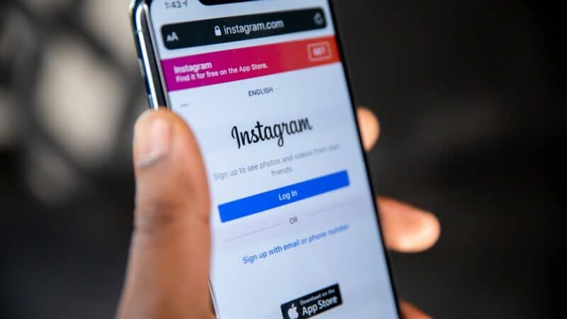 Instagram tests Instants: a standalone app for one-tap disappearing photos, and a hint at where social sharing is headed