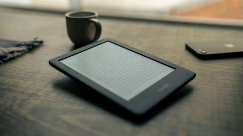 Boox Leaf5+ arrives as a Kindle Oasis-style alternative, adding stylus support and Android flexibility