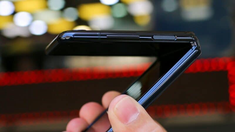 Foldable iPhone dummy sparks new questions: 5.5 mm unfolded, Touch ID tipped, and a huge camera bump